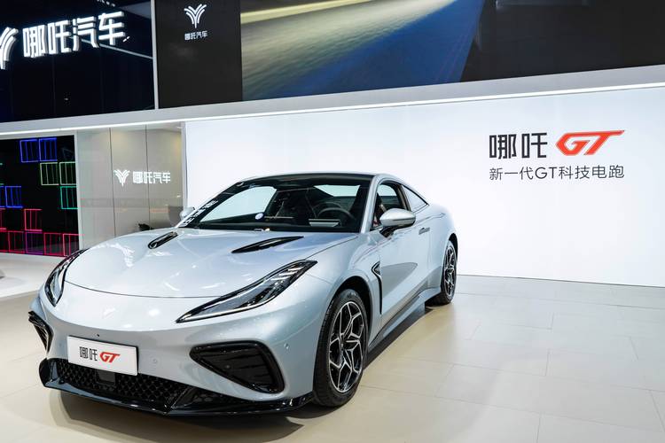 佛山176哪吒汽车在智能汽车领域的表现，领途汽车在新能源汽车市场中的影响力